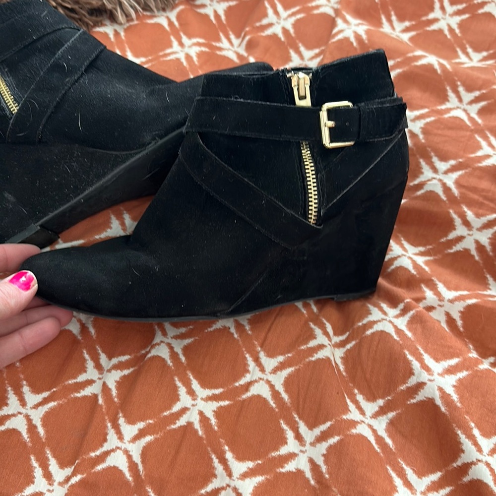 Cute black with gold zipper wedges. Super cute!